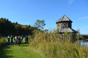 Pohodniki v Vodomčevem gaju. Foto J. Rus